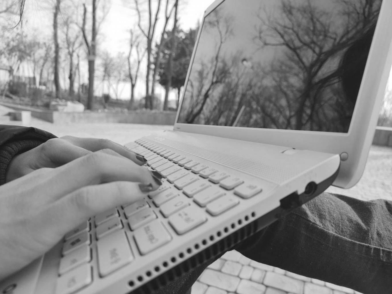 Moderne Büroumgebung mit Finanzanalyse-Tools