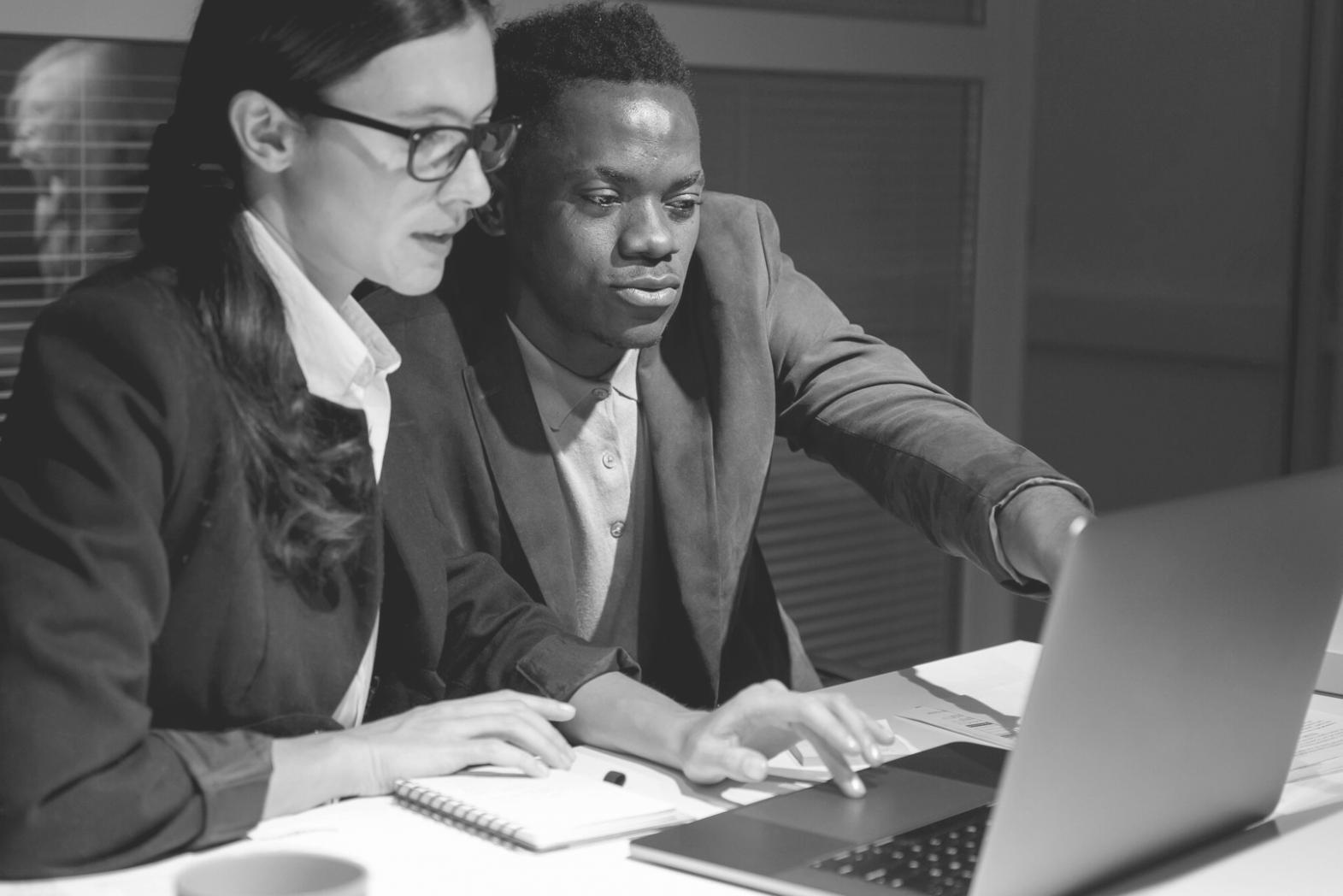 Team-Meeting mit Finanzexperten bei der strategischen Planung